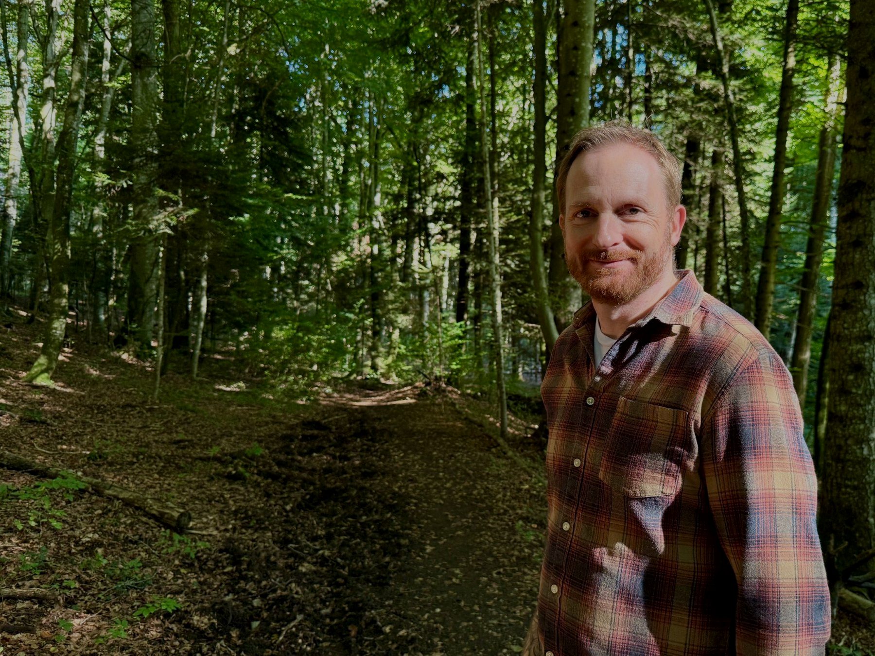 Hervé Barrilliet dans une forêt